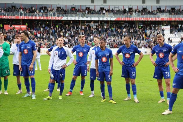 05.05.2024, Fussball, Herren, 2. Bundesliga, Saison 2023 2024, SV 07 Elversberg - Hertha BSC Berlin, Die Mannschaft (Hertha BSC) bedankt sich bei den Fans Elversberg Ursapharm-Arena an der Kaiserlinde Saarland Deutschland (DE)