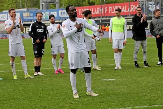 05.05.2024, xmohx, Fussball 2.Bundesliga, SV Elversberg - Hertha BSC Berlin emspor, v.l. Jubel Freude über ueber den Sieg bei Kevin Koffi (SV Elversberg) (DFL DFB REGULATIONS PROHIBIT ANY USE OF PHOTOGRAPHS as IMAGE SEQUENCES and or QUASI-VIDEO) Elversberg
