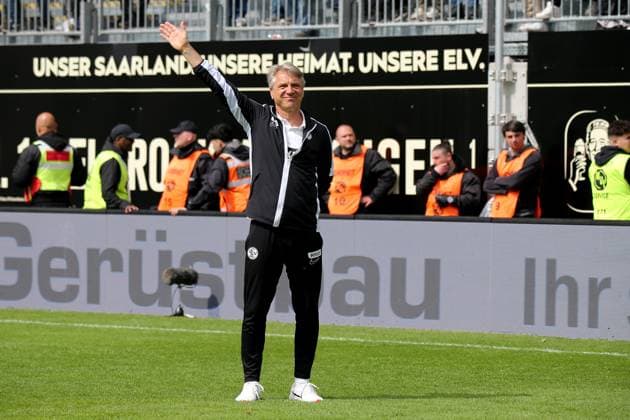 05.05.2024, xmohx, Fussball 2.Bundesliga, SV Elversberg - Hertha BSC Berlin emspor, v.l. Jubel Freude über ueber den Sieg bei Trainer Horst Steffen (SV Elversberg) (DFL DFB REGULATIONS PROHIBIT ANY USE OF PHOTOGRAPHS as IMAGE SEQUENCES and or QUASI-VIDEO) Elversberg