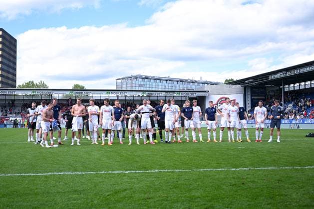 05.05.2024, Fussball, 2. Bundesliga, 32. Spieltag Saison 2023 2024, SV Wehen Wiesbaden - Holstein Kiel, Die Spieler von Holstein Kiel feiern mit den Fans den Auswärtssieg. xRHR-FOTO TKx