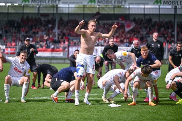 05.05.2024, Fussball, 2. Bundesliga, 32. Spieltag Saison 2023 2024, SV Wehen Wiesbaden - Holstein Kiel, Die Spieler von Holstein Kiel feiern mit den Fans den Auswärtssieg. Timo Becker (Holstein Kiel) mit Verband am Oberschenkel. xRHR-FOTO TKx
