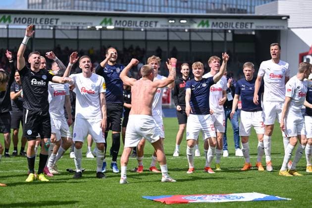 05.05.2024, Fussball, 2. Bundesliga, 32. Spieltag Saison 2023 2024, SV Wehen Wiesbaden - Holstein Kiel, Die Spieler von Holstein Kiel feiern mit den Fans den Auswärtssieg. xRHR-FOTO TKx