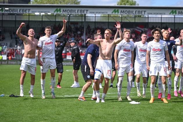 05.05.2024, Fussball, 2. Bundesliga, 32. Spieltag Saison 2023 2024, SV Wehen Wiesbaden - Holstein Kiel, Die Spieler von Holstein Kiel feiern mit den Fans den Auswärtssieg. xRHR-FOTO TKx