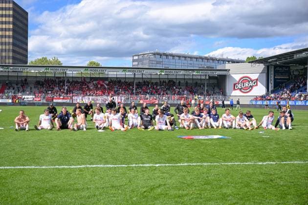 05.05.2024, Fussball, 2. Bundesliga, 32. Spieltag Saison 2023 2024, SV Wehen Wiesbaden - Holstein Kiel, Die Spieler von Holstein Kiel feiern mit den Fans den Auswärtssieg. xRHR-FOTO TKx