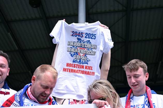 05.05.2024, Fussball, 2. Bundesliga, 32. Spieltag Saison 2023 2024, SV Wehen Wiesbaden - Holstein Kiel, Fan-Shirt Holstein Kiel international xRHR-FOTO TKx