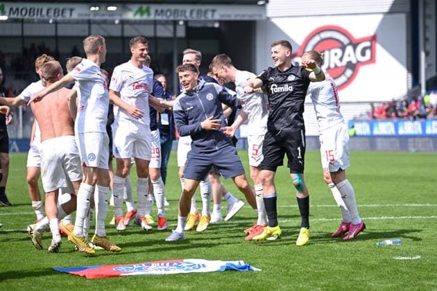 05.05.2024, Fussball, 2. Bundesliga, 32. Spieltag Saison 2023 2024, SV Wehen Wiesbaden - Holstein Kiel, Die Spieler von Holstein Kiel feiern mit den Fans den Auswärtssieg. xRHR-FOTO TKx