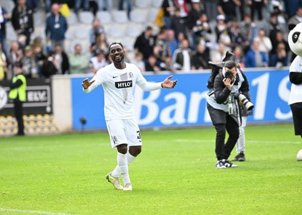 Fussball - 2. Bundesliga - Saison 2023 24 19.04.2024 Ursapharm-Arena SV Elversberg (elv) - Hertha BSC Berlin (her) 4:2 Kevin KOFFI (SV Elversberg) Nach Spielende vor den Fans Fussball - 2. Bundesliga - SV Elversberg