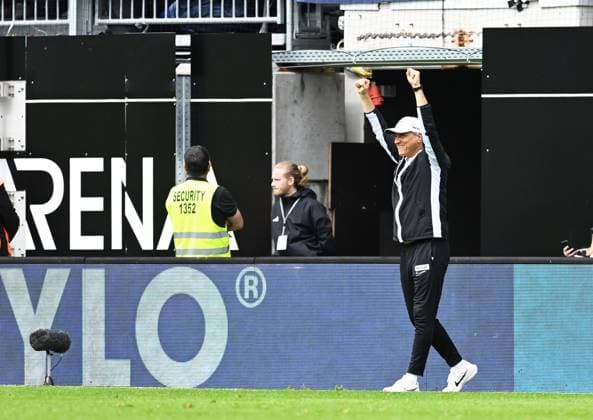 Fussball - 2. Bundesliga - Saison 2023 24 19.04.2024 Ursapharm-Arena SV Elversberg (elv) - Hertha BSC Berlin (her) 4:2 Trainer Horst STEFFEN (SV Elversberg) jubelt nach Spielende Fussball - 2. Bundesliga - SV Elversberg