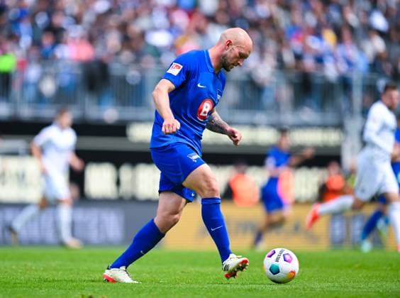 Germany, Spiesen-Elversberg, 05.05.2024, Ursapharm-Arena at Kaiserlinde, SV Elversberg vs Hertha BSC - 2. Bundesliga, Toni Leistner (Hertha BSC) controls the ball Spiesen-Elversberg Ursapharm-Arena at Kaiserlinde Saarland Germany