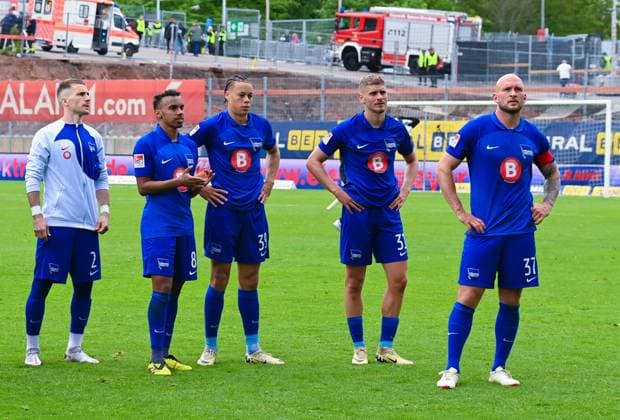 Germany, Spiesen-Elversberg, 05.05.2024, Ursapharm-Arena at Kaiserlinde, SV Elversberg vs Hertha BSC - 2. Bundesliga, Peter Pekarik (Hertha BSC), Bilal Hussein (Hertha BSC), Derry Scherhant (Hertha BSC), Marton Dardai (Hertha BSC) und Toni Leistner (Hertha BSC) look dejected Spiesen-Elversberg Ursapharm-Arena at Kaiserlinde Saarland Germany