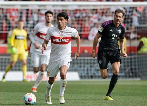 04.05.2024, 1. Bundesliga, Spieltag, VfB Stuttgart vs FC Bayern, Mercedes Benz Arena Stuttgart, Fussball, im Bild: Mahmoud Dahoud (VfB Stuttgart) vorbei an Leon Goretzka (FC Bayern Muenchen)
