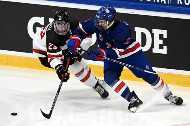 Carson Wetsch (L) of Canada vies with Cole Hutson of USA during the 2024 IIHF Ice hockey, Eishockey U18 world championships final match between the United States and Canada in Espoo, Finland, on May 5, 2024. Espoo Finland LKFTJ20240505181523BLUH  Copyright: xJussixNukarix LKFTJ20240505181523BLUH
