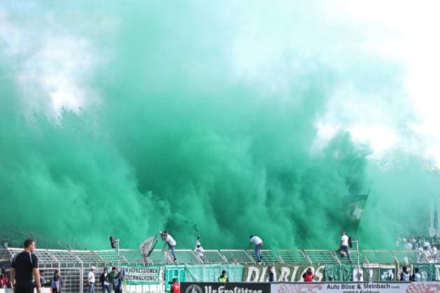 Sport Themen der Woche KW18 Sport Bilder des Tages 1. FC Lok Leipzig vs. BSG Chemie Leipzig, Regionalliga Nordost, 05.05.24 Grüner Rauch, Qualm im Chemie-Fanblock, Ultras. Pyro. Fussball, Regionalliga Nordost, Saison 2023 2024, 32. Spieltag: 1. FC Lok Leipzig vs. BSG Chemie Leipzig am 05.05.24 im Bruno-Plache-Stadion, Leipzig. *** 1 FC Lok Leipzig vs BSG Chemie Leipzig, Regionalliga Nordost, 05 05 24 Green smoke, smoke in the Chemie fan block, Ultras pyro football, Regionalliga Nordost, season 2023 2024, 32 matchday 1 FC Lok Leipzig vs BSG Chemie Leipzig on 05 05 24 at Bruno Plache Stadium, Leipzig Copyright: xBEAUTIFULxSPORTS JanxKaeferx