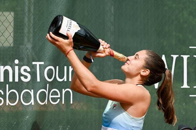 Sport Themen der Woche KW18 Sport Bilder des Tages 05.05.2024, GER, Frauen, Wiesbaden Tennis Open - Finale Einzel - Julia Riera (ARG) - Jule Niemeier (GER) Julia Riera (ARG) posiert mit einer großen Flasche Sekt, die sie für ihren Gewinn erhalten hat. Wiesbaden-Nordenstadt T2 Sports Health Club Hessen Deutschland *** 05 05 2024, GER, Women, Wiesbaden Tennis Open Final Singles Julia Riera ARG Jule Niemeier GER Julia Riera ARG poses with a large bottle of sparkling wine she received for her win Wiesbaden Nordenstadt T2 Sports Health Club Hessen Germany