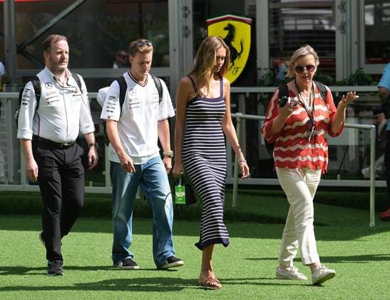 Formula 1 Crypto.com Miami Grand Prix 05.05.2024, Miami International Autodrome, Miami, Formula 1 Crypto.com Miami Grand Prix,im Bild Medienchef Bradley Lord (Mercedes), Testfahrer Mick Schumacher (DEU), Mercedes-AMG Petronas Formula One Team mit Freundin Laila Hasanovic und Managerin Sabine Kehm.