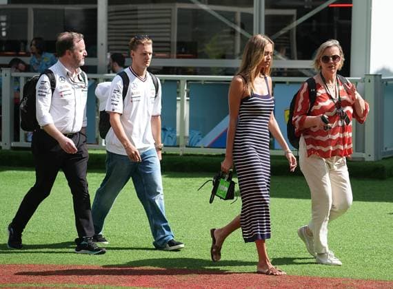 Formula 1 Crypto.com Miami Grand Prix 05.05.2024, Miami International Autodrome, Miami, Formula 1 Crypto.com Miami Grand Prix,im Bild Medienchef Bradley Lord (Mercedes), Testfahrer Mick Schumacher (DEU), Mercedes-AMG Petronas Formula One Team mit Freundin Laila Hasanovic und Managerin Sabine Kehm.