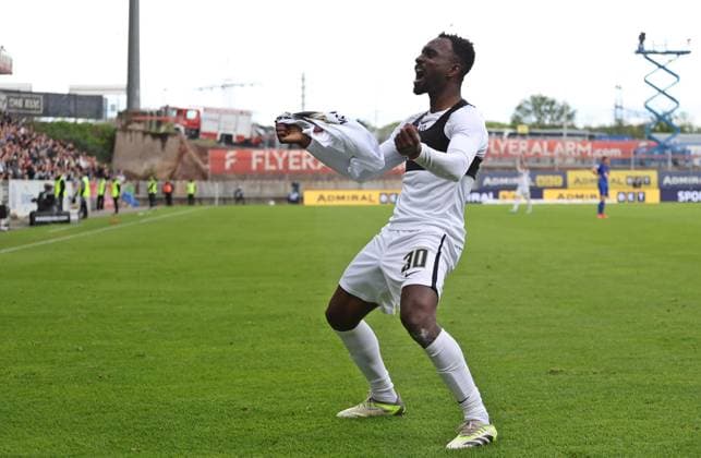 05.05.2024, Fussball, Herren, 2. Bundesliga, Saison 2023 2024, SV 07 Elversberg - Hertha BSC Berlin, Kevin Koffi (SV 07 Elversberg) bejubelt sein Tor zum 4:2 mit ausgezogenem Trikot Elversberg Ursapharm-Arena an der Kaiserlinde Saarland Deutschland (DE)