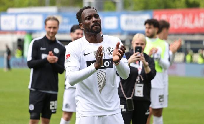 05.05.2024, Fussball, Herren, 2. Bundesliga, Saison 2023 2024, SV 07 Elversberg - Hertha BSC Berlin, Kevin Koffi (SV 07 Elversberg) bedankt sich bei den Fans Elversberg Ursapharm-Arena an der Kaiserlinde Saarland Deutschland (DE)
