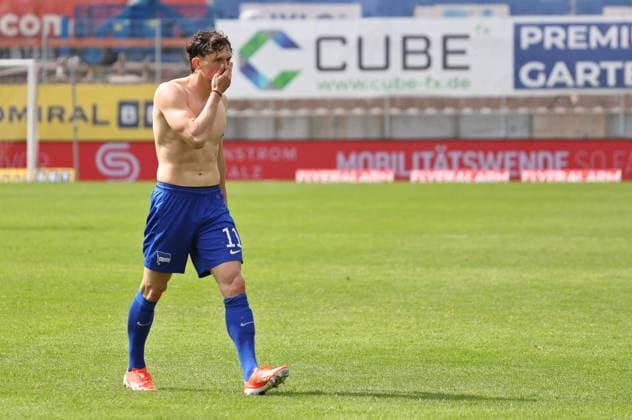 05.05.2024, Fussball, Herren, 2. Bundesliga, Saison 2023 2024, SV 07 Elversberg - Hertha BSC Berlin, Fabian Reese (Hertha BSC) verlässt Oberkörperfrei das Spielfeld Elversberg Ursapharm-Arena an der Kaiserlinde Saarland Deutschland (DE)