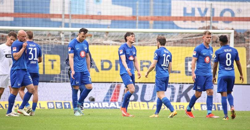05.05.2024, Fussball, Herren, 2. Bundesliga, Saison 2023 2024, SV 07 Elversberg - Hertha BSC Berlin, Die Spieler von Hertha BSC verlassen nach der Niederlage enttäuscht das Spielfeld Elversberg Ursapharm-Arena an der Kaiserlinde Saarland Deutschland (DE)