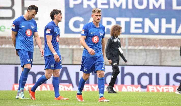 05.05.2024, Fussball, Herren, 2. Bundesliga, Saison 2023 2024, SV 07 Elversberg - Hertha BSC Berlin, Die Spieler von Hertha BSC verlassen nach der Niederlage enttäuscht das Spielfeld, Haris Tabakovic (Hertha BSC), Fabian Reese (Hertha BSC), Florian Niederlechner (Hertha BSC) Elversberg Ursapharm-Arena an der Kaiserlinde Saarland Deutschland (DE)