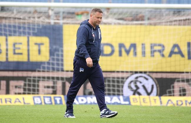05.05.2024, Fussball, Herren, 2. Bundesliga, Saison 2023 2024, SV 07 Elversberg - Hertha BSC Berlin, Trainer Pal Dardai (Hertha BSC) verlässt nach der Niederlage enttäuscht das Spielfeld Elversberg Ursapharm-Arena an der Kaiserlinde Saarland Deutschland (DE)
