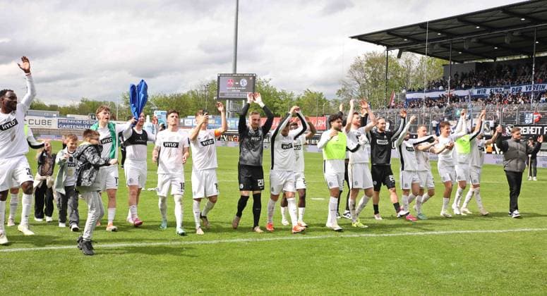 05.05.2024, Fussball, Herren, 2. Bundesliga, Saison 2023 2024, SV 07 Elversberg - Hertha BSC Berlin, Die Spieler der SV 07 Elversberg feiern gemeinsam mit ihren Fans den Heimsieg und den Klassenerhalt in der 2. Bundesliga, Schlussjubel Elversberg Ursapharm-Arena an der Kaiserlinde Saarland Deutschland (DE)
