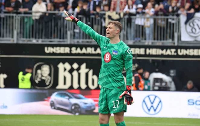 05.05.2024, Fussball, Herren, 2. Bundesliga, Saison 2023 2024, SV 07 Elversberg - Hertha BSC Berlin, Tjark Ernst (Hertha BSC) gestikuliert, gibt Anweisungen Elversberg Ursapharm-Arena an der Kaiserlinde Saarland Deutschland (DE)