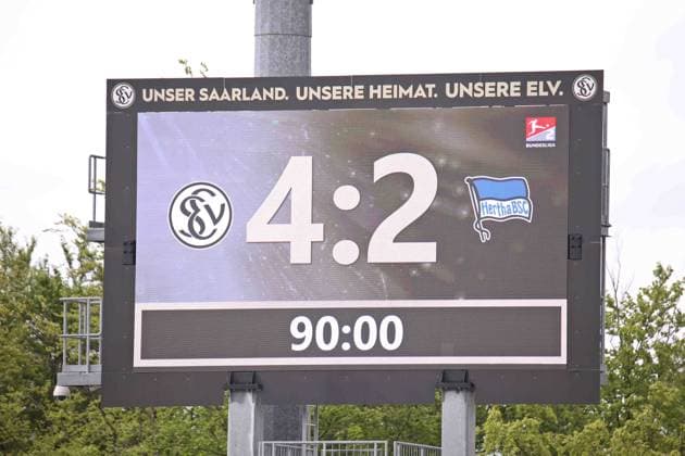05.05.2024, Fussball, Herren, 2. Bundesliga, Saison 2023 2024, SV 07 Elversberg - Hertha BSC Berlin, Endstand, Endergebnis, Anzeigetafel, Elversberg, Berlin, 4:2 Elversberg Ursapharm-Arena an der Kaiserlinde Saarland Deutschland (DE)