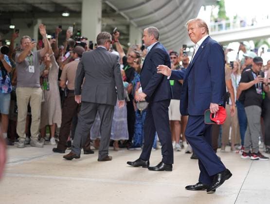 Formula 1 Crypto.com Miami Grand Prix 05.05.2024, Miami International Autodrome, Miami, Formula 1 Crypto.com Miami Grand Prix,im Bild Donald Trump im Fahrerlager von Miami.