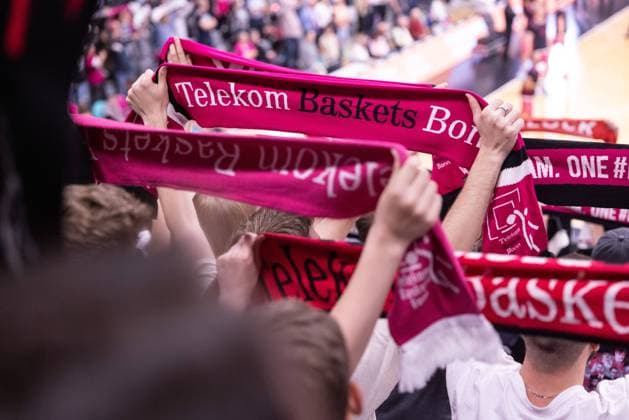 Fans mit Schals vor dem Spiel Telekom Baskets Bonn vs. Würzburg Baskets BBL Saison 2023 2024 - 32. Spieltag