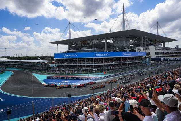 Sport Bilder des Tages Start of the race, 01 VERSTAPPEN Max (nld), Red Bull Racing RB20, action during the Formula 1 Crypto.com Miami Grand Prix 2024, 6th round of the 2024 Formula One World Championship, WM, Weltmeisterschaft from May 3 to 5, 2024 on the Miami International Autodrome, in Miami, United States of America - F1 - MIAMI GRAND PRIX 2024 DPPI Panoramic  240505_R06_MIAMI_DP_AV6_9747