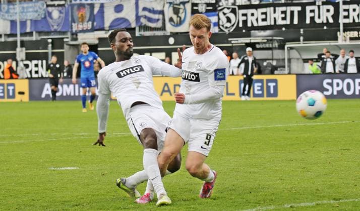 05.05.2024, xmohx, Fussball 2.Bundesliga, SV Elversberg - Hertha BSC Berlin emspor, v.l. Kevin Koffi (Elversberg) klaut Dominik Martinovic (Elversberg) den Ball weg und erzielt das 4-2 (DFL DFB REGULATIONS PROHIBIT ANY USE OF PHOTOGRAPHS as IMAGE SEQUENCES and or QUASI-VIDEO) Elversberg