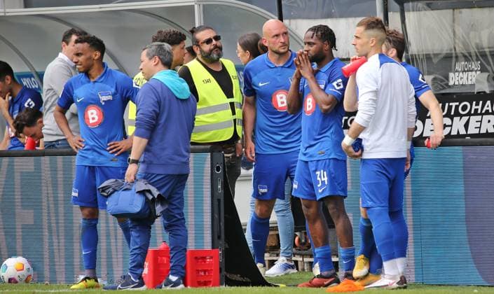 05.05.2024, xmohx, Fussball 2.Bundesliga, SV Elversberg - Hertha BSC Berlin emspor, v.l. Enttäuschte Berliner nach dem Schlusspfiff (DFL DFB REGULATIONS PROHIBIT ANY USE OF PHOTOGRAPHS as IMAGE SEQUENCES and or QUASI-VIDEO) Elversberg