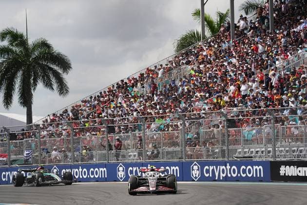 Formula 1 Crypto.com Miami Grand Prix 05.05.2024, Miami International Autodrome, Miami, Formula 1 Crypto.com Miami Grand Prix,im Bild Nico Hülkenberg (DEU), Haas F1 Team, Lewis Hamilton (GBR), Mercedes-AMG Petronas Formula One Team