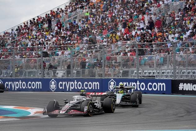 Formula 1 Crypto.com Miami Grand Prix 05.05.2024, Miami International Autodrome, Miami, Formula 1 Crypto.com Miami Grand Prix,im Bild Nico Hülkenberg (DEU), Haas F1 Team, Lewis Hamilton (GBR), Mercedes-AMG Petronas Formula One Team