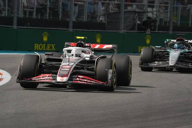 05.05.2024, Miami International Autodrome, Miami, Formula 1 Crypto.com Miami Grand Prix,im Bild Nico Hülkenberg (DEU), Haas F1 Team, George Russell (GBR), Mercedes-AMG Petronas Formula One Team Defodi-506_20240505_hbr_4185