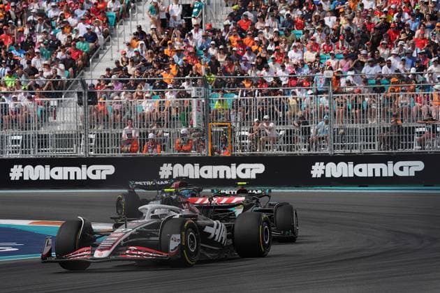 Formula 1 Crypto.com Miami Grand Prix 05.05.2024, Miami International Autodrome, Miami, Formula 1 Crypto.com Miami Grand Prix,im Bild Nico Hülkenberg (DEU), Haas F1 Team, Lewis Hamilton (GBR), Mercedes-AMG Petronas Formula One Team, George Russell (GBR), Mercedes-AMG Petronas Formula One Team