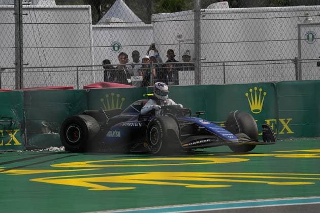 05.05.2024, Miami International Autodrome, Miami, Formula 1 Crypto.com Miami Grand Prix,im Bild Kevin Magnussen (DNK), Haas F1 Team und Logan Sargeant (USA), Williams Racing berühren sich, Logan Sargeant (USA), Williams Racing muss das Rennen aufgeben. Defodi-506_20240505_hbr_5198