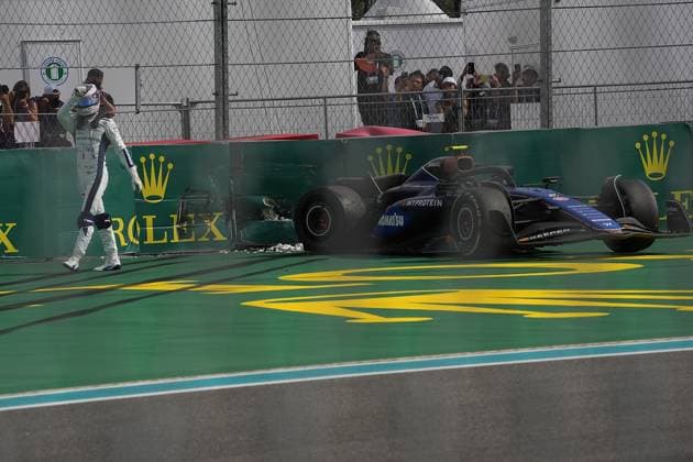 05.05.2024, Miami International Autodrome, Miami, Formula 1 Crypto.com Miami Grand Prix,im Bild Kevin Magnussen (DNK), Haas F1 Team und Logan Sargeant (USA), Williams Racing berühren sich, Logan Sargeant (USA), Williams Racing muss das Rennen aufgeben. Defodi-506_20240505_hbr_5267