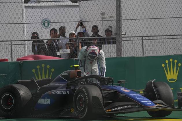 Formula 1 Crypto.com Miami Grand Prix 05.05.2024, Miami International Autodrome, Miami, Formula 1 Crypto.com Miami Grand Prix,im Bild Kevin Magnussen (DNK), Haas F1 Team und Logan Sargeant (USA), Williams Racing berühren sich, Logan Sargeant (USA), Williams Racing muss das Rennen aufgeben.