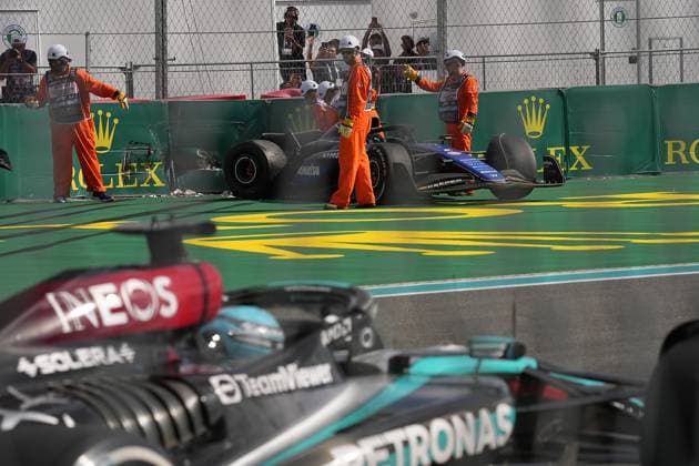 05.05.2024, Miami International Autodrome, Miami, Formula 1 Crypto.com Miami Grand Prix,im Bild Kevin Magnussen (DNK), Haas F1 Team und Logan Sargeant (USA), Williams Racing berühren sich, Logan Sargeant (USA), Williams Racing muss das Rennen aufgeben. Defodi-506_20240505_hbr_5311