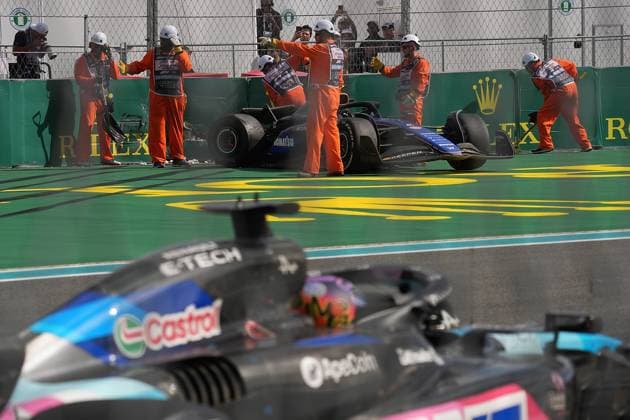 05.05.2024, Miami International Autodrome, Miami, Formula 1 Crypto.com Miami Grand Prix,im Bild Kevin Magnussen (DNK), Haas F1 Team und Logan Sargeant (USA), Williams Racing berühren sich, Logan Sargeant (USA), Williams Racing muss das Rennen aufgeben. Defodi-506_20240505_hbr_5319