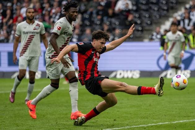 GER, 1.FBL, Eintracht Frankfurt vs. Bayer 04 Leverkusen, Saison 2023 24, 05.05.2024, Deutsche Bank Park, Frankfurt, GER, 1.FBL, Eintracht Frankfurt vs. Bayer 04 Leverkusen, Saison 2023 24, Im Bild: Nacho Ferri (Eintracht Frankfurt, 48) Ball am Fuss; im Zweikampf, Duell, Dynamik, Aktion, Action, Spielszene; mitEdmond Tapsoba (Bayer 04 Leverkusen, 12)