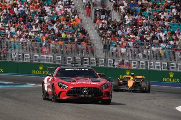 05.05.2024, Miami International Autodrome, Miami, Formula 1 Crypto.com Miami Grand Prix,im Bild Safety Car, Lando Norris (GBR), McLaren F1 Team, Max Verstappen (NLD), Oracle Red Bull Racing Defodi-506_20240505_hbr_5632