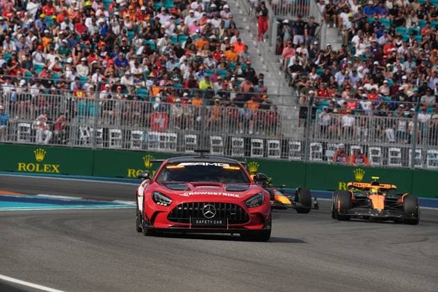 Formula 1 Crypto.com Miami Grand Prix 05.05.2024, Miami International Autodrome, Miami, Formula 1 Crypto.com Miami Grand Prix,im Bild Safety Car, Lando Norris (GBR), McLaren F1 Team, Max Verstappen (NLD), Oracle Red Bull Racing