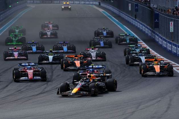 May 5, 2024, Miami, Florida, USA: 1 Oracle Red Bull Racing, Max Verstappen (NED) leads the field at the start of the Formula 1 Crypto.com Miami Grand Prix in Miami, Florida. Lando Norris (GBR) driving a McLaren won the race. Verstappen finished second. Miami USA - ZUMAd212 20240505_zsp_d212_014 Copyright: xRichardxDolex