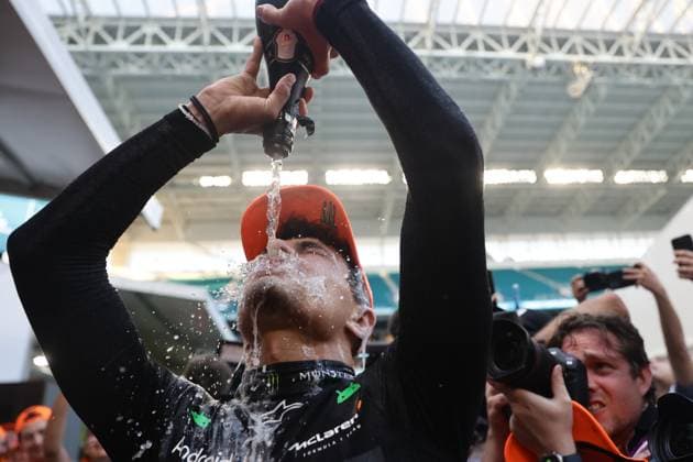 F1 Miami Grand Prix 2024 Lando Norris of McLaren celebrates with the team after the Formula 1 Miami Grand Prix at Miami International Autodrome in Miami, United States on May 5, 2024. Miami United States  Copyright: xJakubxPorzyckix originalFilename:porzycki-f1miamig240505_np5ht.jpg