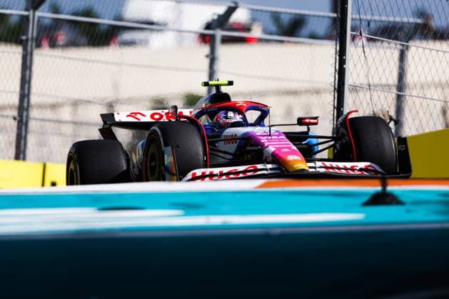 22 TSUNODA Yuki (jap), Visa Cash App RB F1 Team VCARB 01, action during the Formula 1 Crypto.com Miami Grand Prix 2024, 6th round of the 2024 Formula One World Championship, WM, Weltmeisterschaft from May 3 to 5, 2024 on the Miami International Autodrome, in Miami, United States of America - F1 - MIAMI GRAND PRIX 2024 DPPI Panoramic  240505_R06_MIAMI_DP_AV3_0256