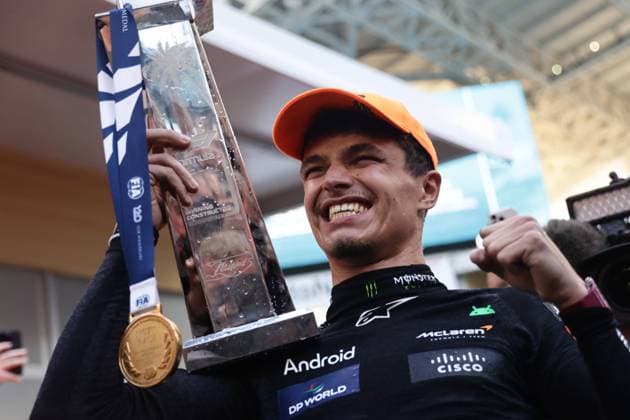 Bilder des Jahres 2024, Sport 05 Mai Sport Themen der Woche KW18 Sport Bilder des Tages F1 Miami Grand Prix 2024 Lando Norris of McLaren celebrates with the team after the Formula 1 Miami Grand Prix at Miami International Autodrome in Miami, United States on May 5, 2024. Miami United States  Copyright: xJakubxPorzyckix originalFilename:porzycki-f1miamig240505_np5SL.jpg